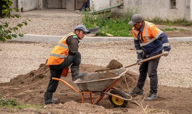 Homeowners: Key Questions To Ask When Hiring Hardscape Contractors