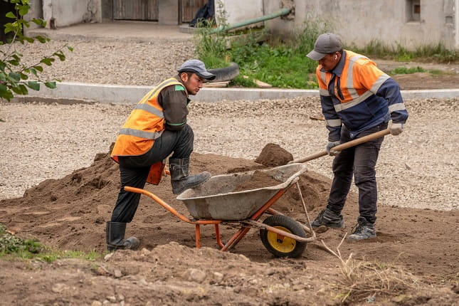 Homeowners Key Questions to Ask When Hiring Hardscape Contractors (1)