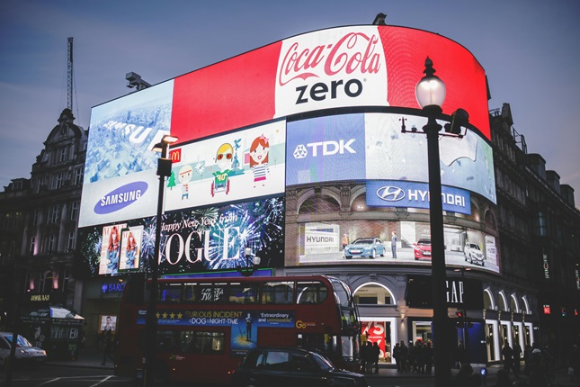 Why Modern Display Frames Help Companies Stand Out in Crowded Spaces